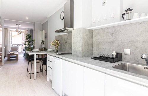 Ensanche Centro Apartment | Spacious 1-Bedroom Apartment in Central Malaga with French Balcony and High-Speed WiFi