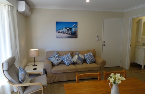 Canning Vale Apartment | Spacious, 1 Bedroom Apartment FREE Wi-Fi