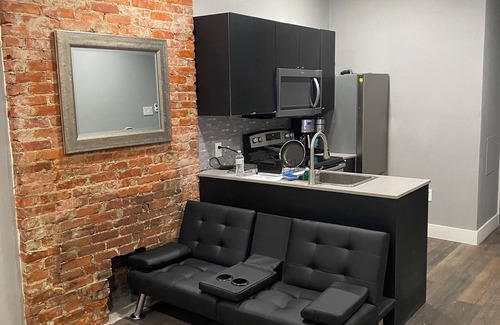 East Parkside Apartment | Spacious 1 bedroom near Phila Zoo/Fairmount Park. Rear Deck, Wifi, Coffee Maker