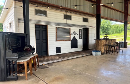 Lebanon Cabin | Spacious 1-bedroom with Loft Located 3 miles from Bennett Springs State Park