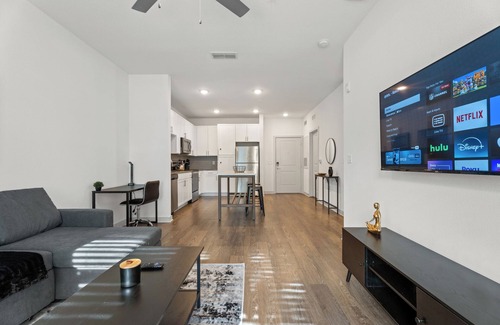 Arlington Apartment | Spacious 1 BR Apt/King Bed/Pool/Gym/Close 2 Beach