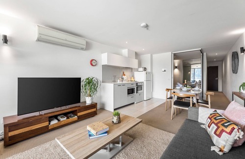 Melbourne Central Business District Apartment | Spacious 1-BR CBD APT - BALCONY