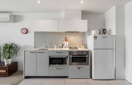 Melbourne Central Business District Apartment | Spacious 1-BR CBD APT - BALCONY