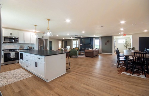 Elizabethtown House | Spacious 11-bedroom home sleeps 22 in Elizabethtown