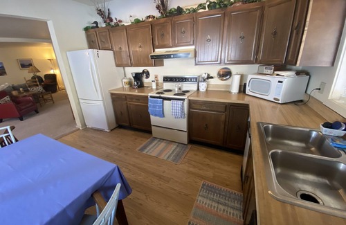 Turnagain Apartment | Spacious 1700 sqft 2 bdrm near airport and downtown-Sleeps 8, pet friendly