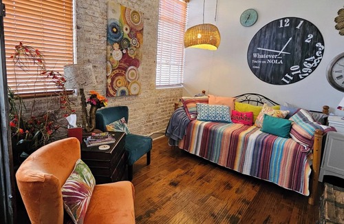 French Quarter Apartment | SPACIOUS 1B/1B w/garage PARKING avail! Fully outfitted; MSG US re: our SPECIALS!