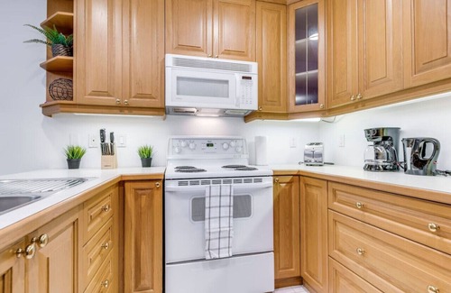 Yorkville Apartment | Spacious 1BR Penthouse Suite with Amazing Terrace!