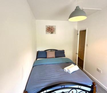 Bensham Manor Apartment | Spacious 2-Bed Home with Garden