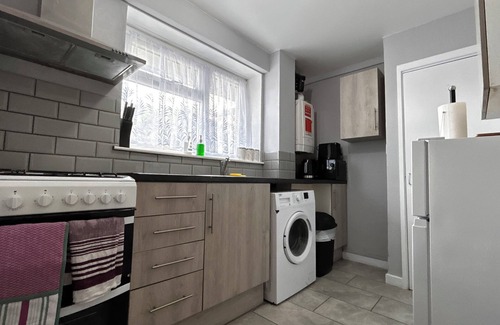 Southall Broadway Apartment | Spacious 2 Bed in Southall near Heathrow Airport with Free WiFi