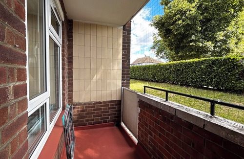 Southall Broadway Apartment | Spacious 2 Bed in Southall near Heathrow Airport with Free WiFi