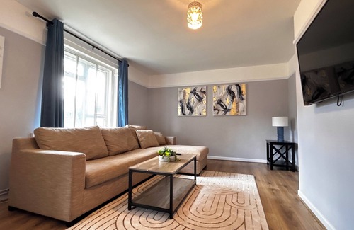 Southall Broadway Apartment | Spacious 2 Bed in Southall near Heathrow Airport with Free WiFi