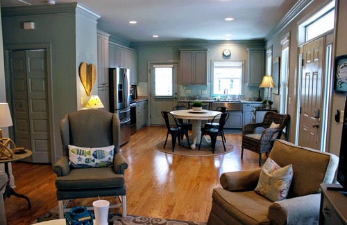 North Carolina Coast House | spacious 2 bedroom plus pull out Sofa bed, 2 bath home, no stairs, sleeps 6