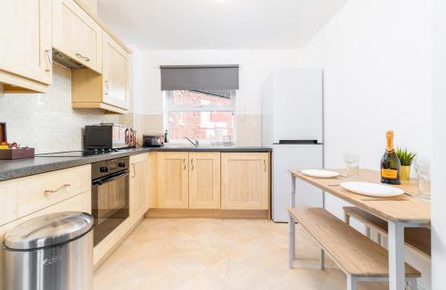 Seisdon Apartment | Spacious 2 Bedroom Apartment - Parking - Netflix - Wifi - 6CW