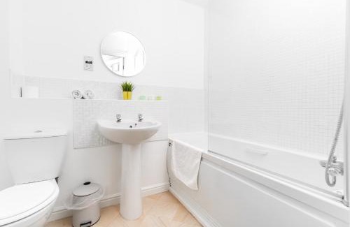 Seisdon Apartment | Spacious 2 Bedroom Apartment - Parking - Netflix - Wifi - 6CW