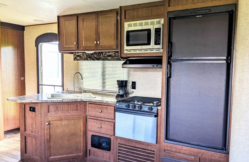 Wheatland House | Spacious 2 Bedroom Bunkhouse RV, Farm View, Family and Dog Friendly