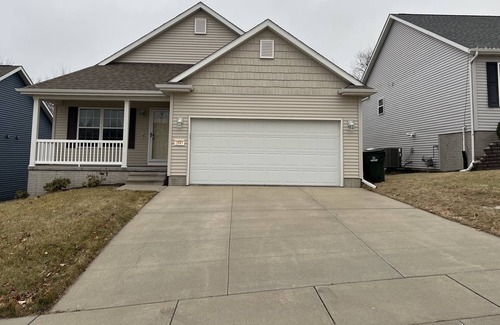 Cedar Rapids - Iowa City House | Spacious 2 bedroom 2 bath house . Quiet and friendly neighborhood