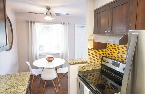 Central Oakland Park Apartment | Spacious 2-Bedroom Apt near Beaches, Dining & Shops