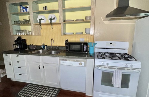 Highland Historic District Apartment | Spacious | 2 Bedrooms | Duplex