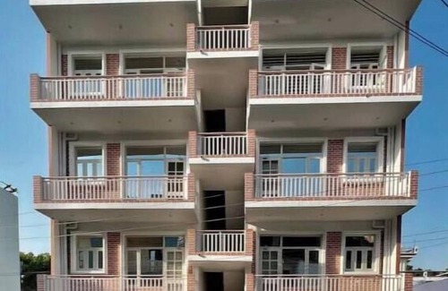 Bullawala Apartment | Spacious 2 BHK Pvt Parking, WiFi, Couch, Kitchen