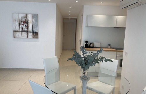 Cannes City Centre Apartment | Spacious 2 room apartment - Carré d'Or - South terrace 150 meters from the Croisette -