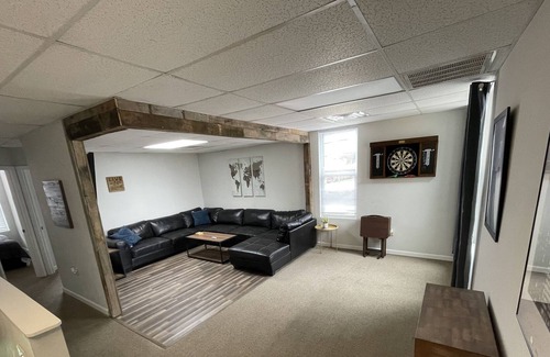 Huntington House | Spacious 2BR-1 Block from downtown
