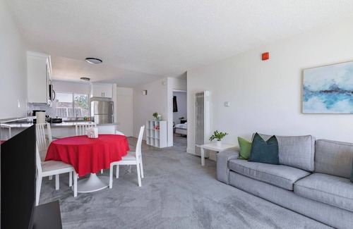 Central Berkeley Apartment | Spacious 2BR/2BA Apt Nr UC Berkeley W/Free Parking
