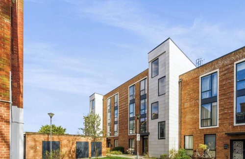 Streatham Apartment | Spacious 2BR Escape with Private Garden