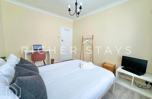 Harold Wood Apartment | Spacious 2BR Flat in Harold Wood