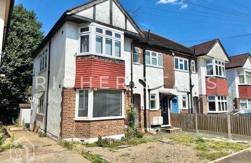 Harold Wood Apartment | Spacious 2BR Flat in Harold Wood