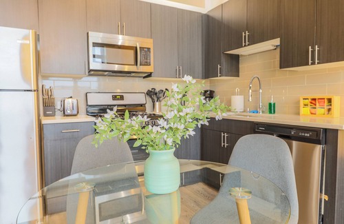 Near South Side House | Spacious 2BR Group Stay near McCormick & Wintrust