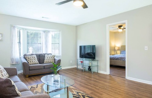 Calhoun House | Spacious 2BR Ideal for Long-Term Business Stays