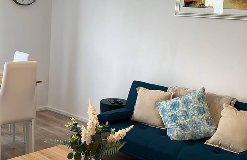 Langley Marish Apartment | Spacious 2BR | King Bed & Twin Setup in Slough