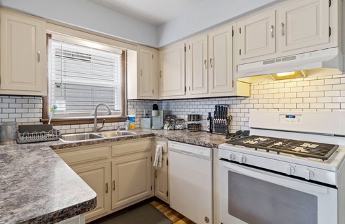 Milwaukee House | Spacious 3-BD Townhouse W/PKG 25M From Airport