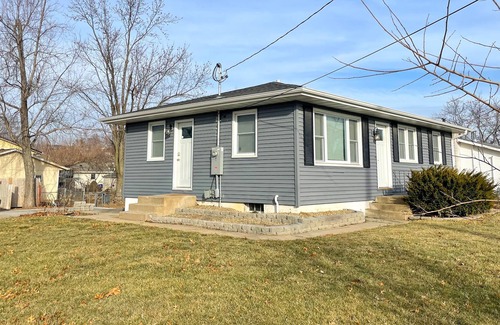 Cedar Rapids - Iowa City House | Spacious 3 bed 2 bath w/Basement yard and Office!