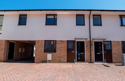 Peterborough House | Spacious 3 bed, 2.5bath-Sleeps 6