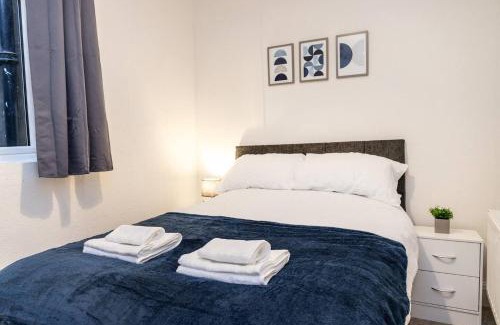 Staple Hill Apartment | Spacious 3 Bed Apartment-Free Parking-Wifi