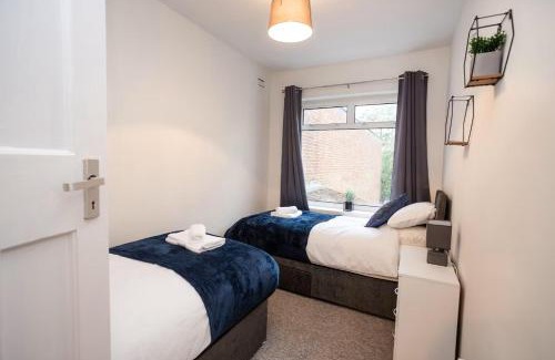 Staple Hill Apartment | Spacious 3 Bed Apartment-Free Parking-Wifi