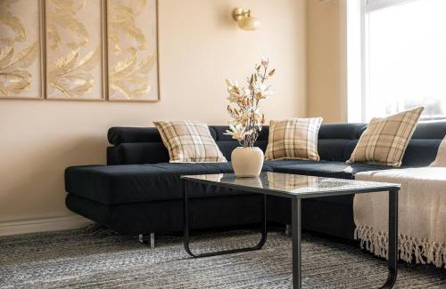 Glasgow House | Spacious 3 Bed Home in Glasgow City With Free Parking