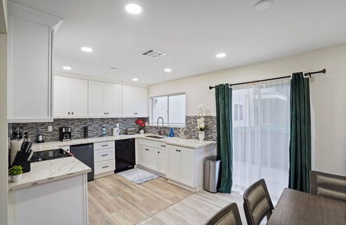 Cypress Apartment | Spacious 3 bedroom/5 beds near Disneyland/Central OC: 15 minute drive to Disney