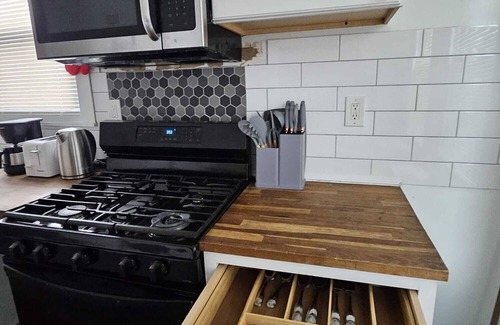 Lower Vailsburg Apartment | Spacious 3-bedroom apartment with WiFi, AC in charming Irvington