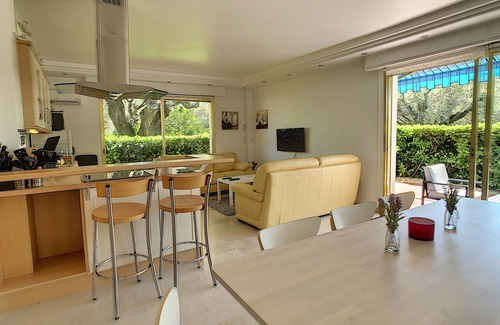 Antibes Apartment | Spacious 3 bedroom apartment. Large pool. 5min to beach. Ideal for 2 families