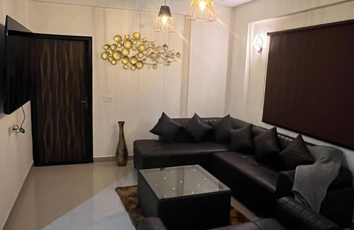 Bullawala Apartment | Spacious 3-bedroom apartment with WiFi, AC in peaceful Dehradun