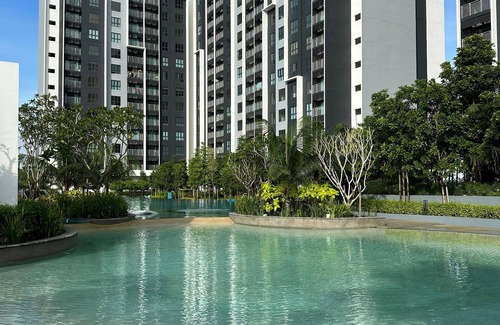 Kuala Langat District Apartment | Spacious 3-bedroom apartment with AC, Netflix, WiFi nearby KLIA, Splash Mania
