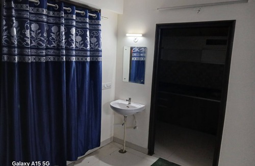 Jhotwara Apartment | Spacious 3-bedroom apartment with AC, WiFi in cool Jaipur