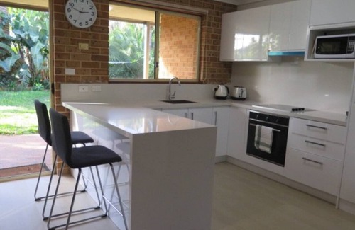 Mona Vale House | Spacious 3 bedroom beach apartment.