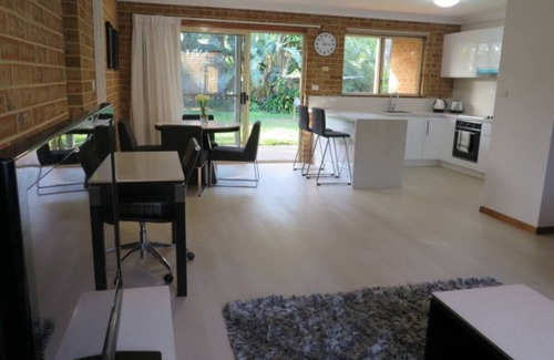 Mona Vale House | Spacious 3 bedroom beach apartment.
