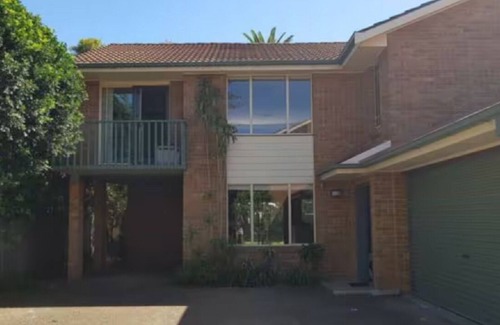 Mona Vale House | Spacious 3 bedroom beach apartment.