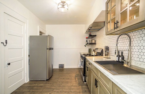 Southside Apartment | Spacious 3-bedroom Duplex w/King Bed Moments From Higher Onondaga Park