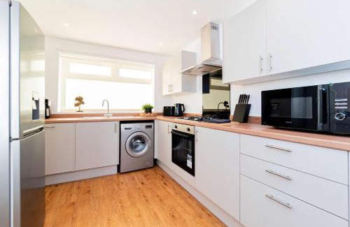 Doncaster House | Spacious 3 Bedroom Home with Garden in Doncaster