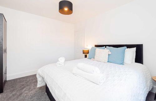 Doncaster House | Spacious 3 Bedroom Home with Garden in Doncaster